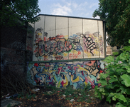 805603 Afbeelding van de graffiti op het achterterrein van de voormalige Autocentrale Utrecht (Boothstraat 4) te Utrecht.